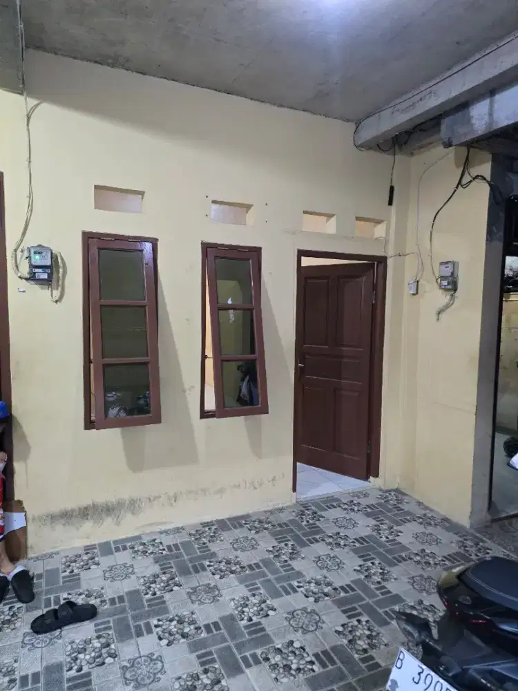 Di kontrakan rumah bangunan baru tahunan