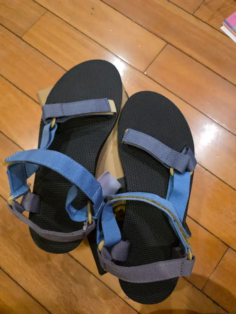 Sandal Teva BNIB