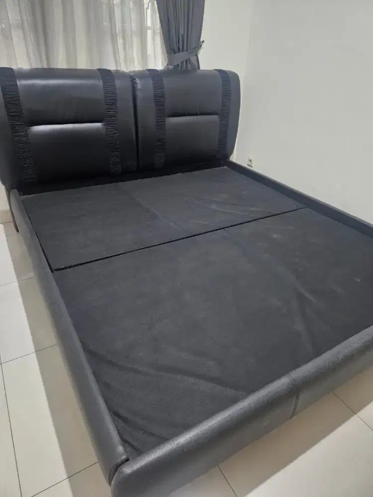 Dipan Hitam Modern