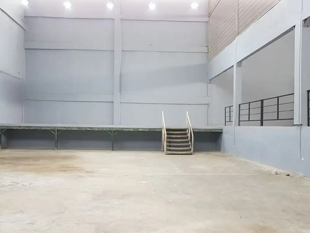 Gudang Luas Ada Loading Dock Akses Kontainer dan Wing Box dekat TOL Sentul
