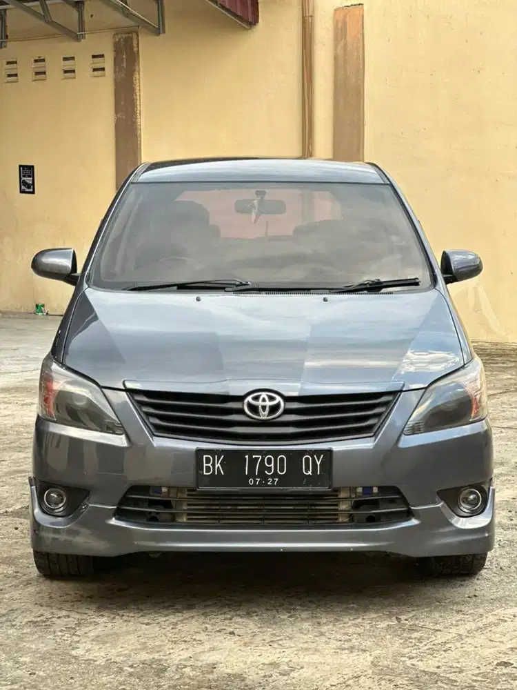 Toyota innova 2.5 V at matic solar diesel 2012