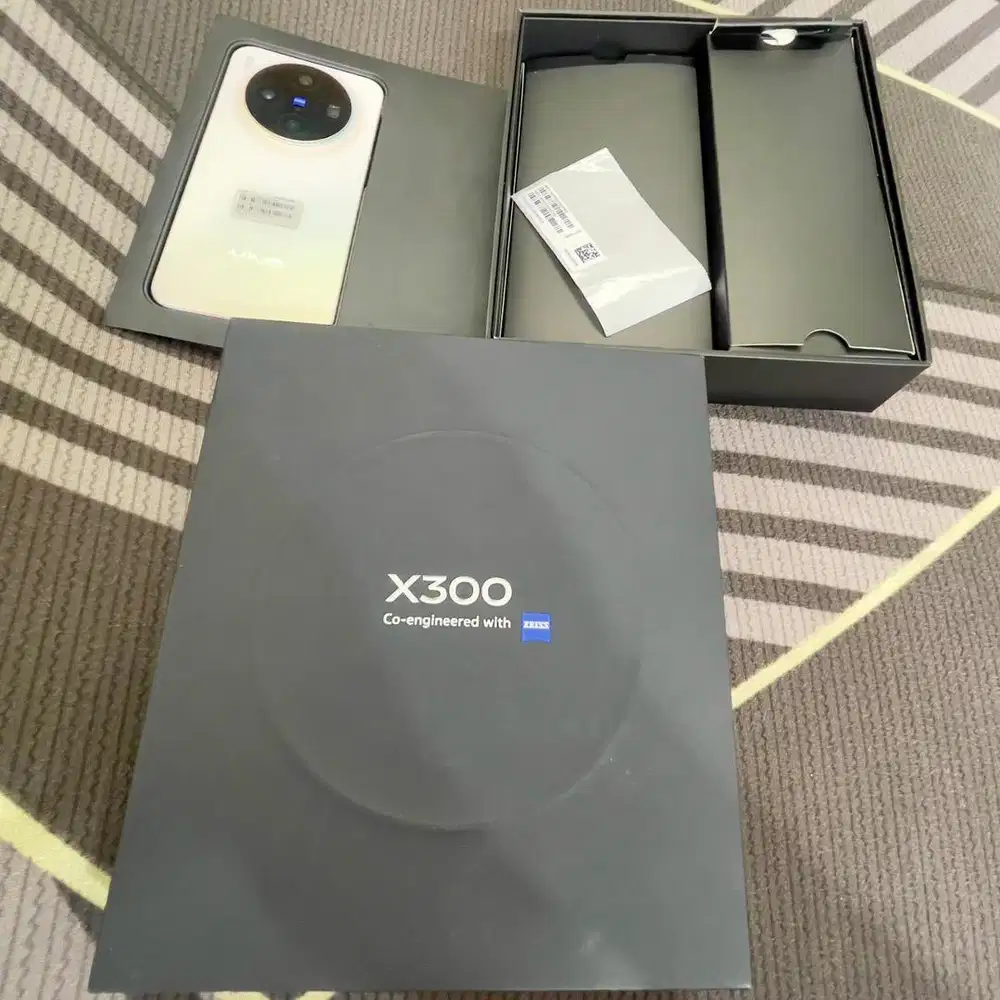 Vivo x300 ram 12 / 256 resmi fullset original garansi des 27