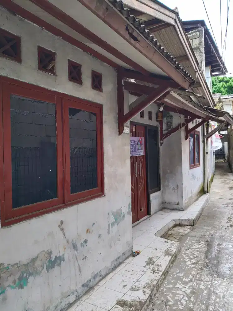 Rumah Akses Motor Pinggir Stasiun Depok Lama