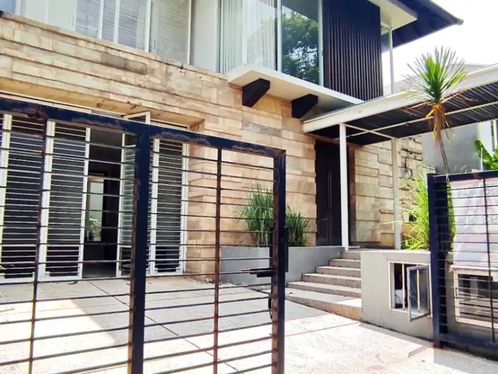 DIJUAL RUMAH GRAHA FAMILI PERUMAHAN ELITE SURABAYA BARAT 2 LANTAI FURNISHED SIAP HUNI