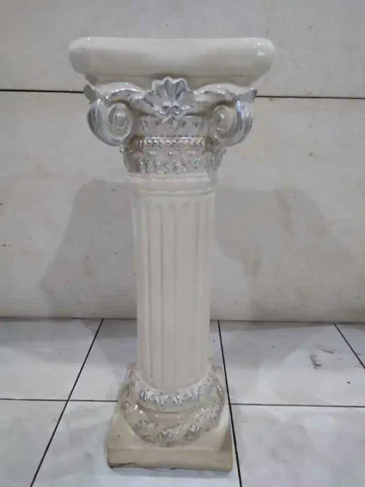 Tatakan pilar klasik