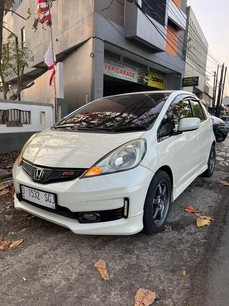 Honda Jazz Rs 2012 Matic AT km low terawat mulus antik putih