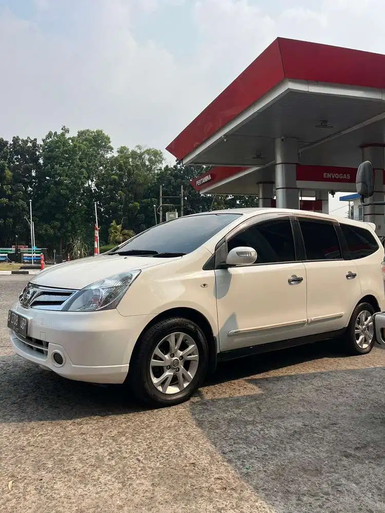 Nissan Grand livina XV 2012