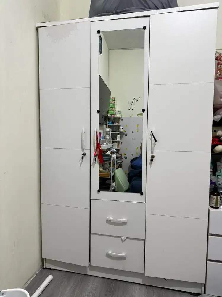 Lemari pakaian. Di jual cepat