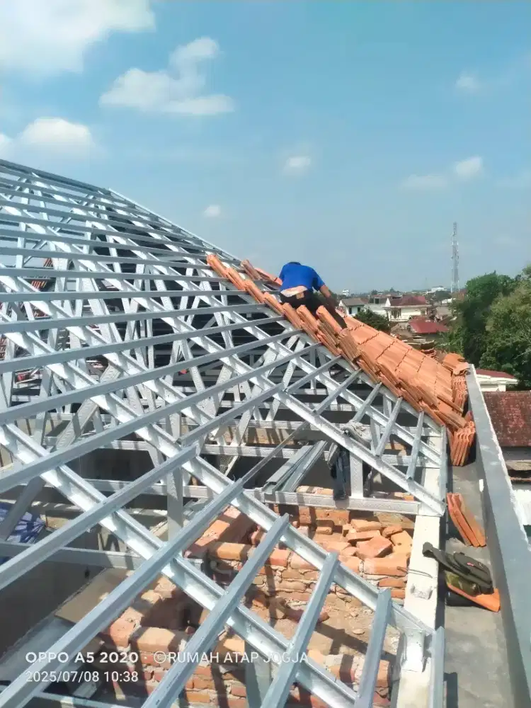 Rangka Baja Ringan dan Genteng Soka