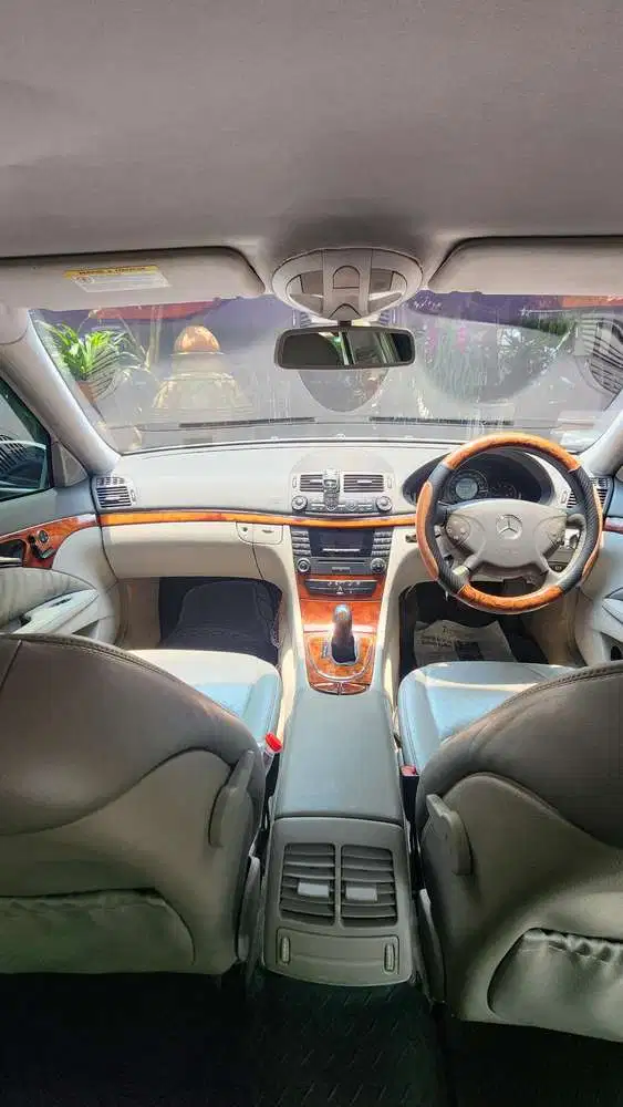 Mercedes-Benz E240 2005 Bensin