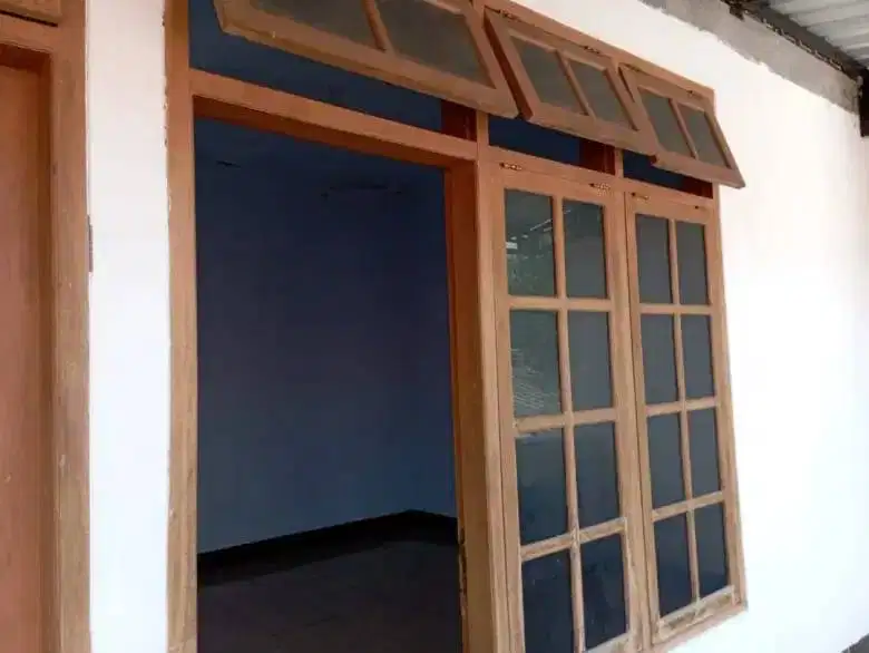 Rumah Kontrakan Pinggir Jalan Raya  3 Lantai untuk Keluarga Muslim