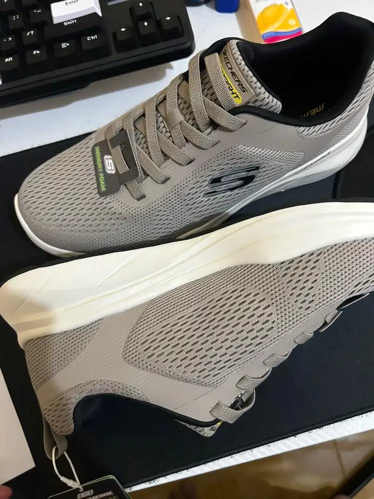 Sepatu skechers memory foam