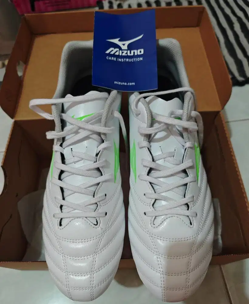 Sepatu bola Mizuno