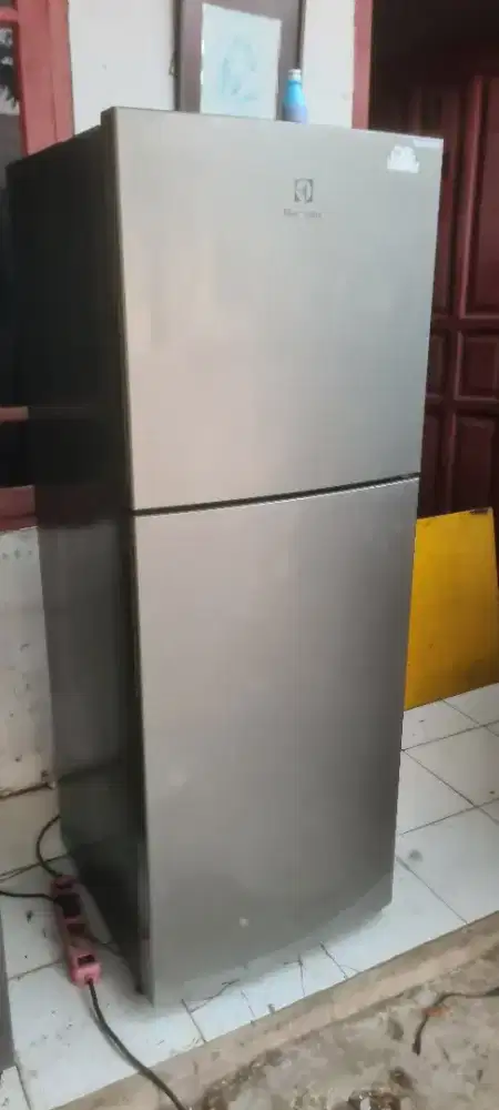 Kulkas Electrolux 2 pintu 225 liter original