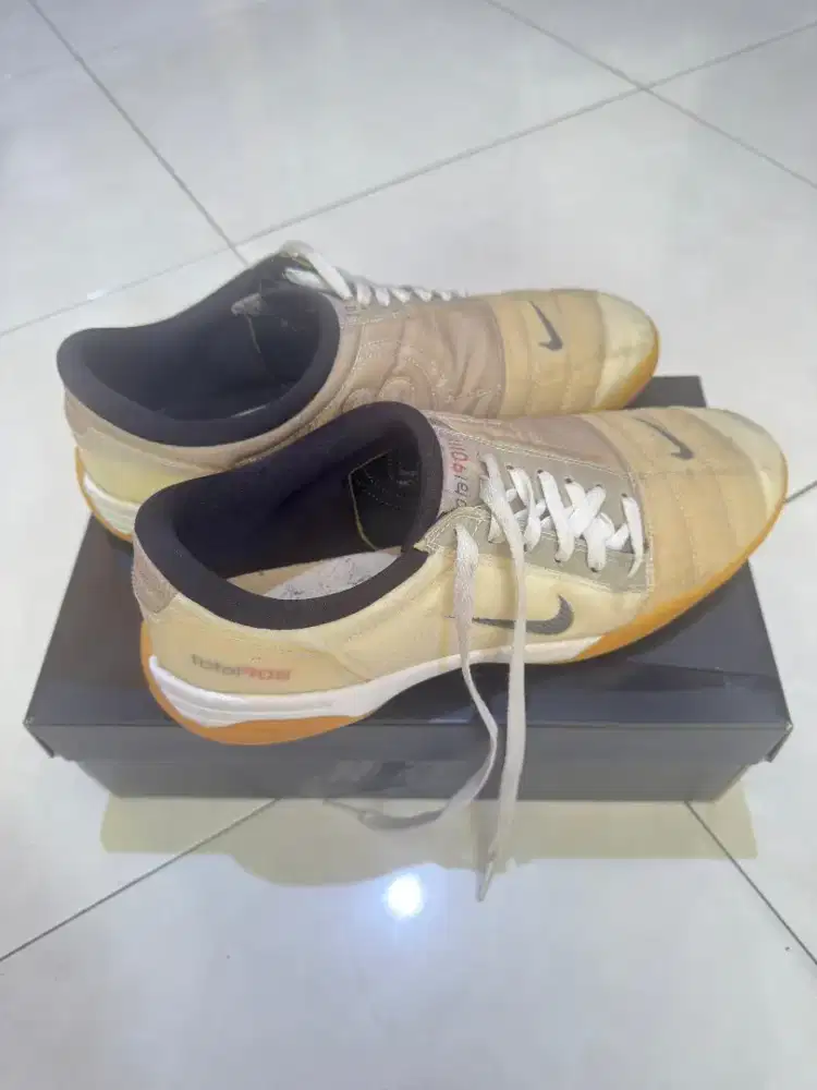 Sepatu futsal Nike T90