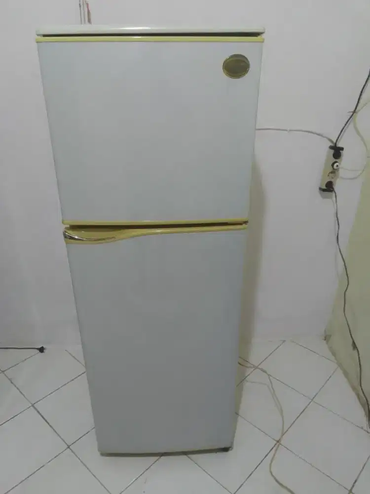 Kulkas Toshiba 2 pintu siap pakai orsinil