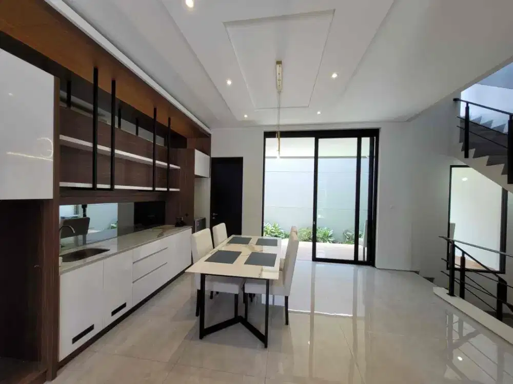 *Dijual Rumah Setra Duta*

LT : 140m2
LB : 225m2
Lebar : 7x20 
3 lt
KT : 4+1
KM : 3+1
5500 w
Air submersible
Garasi 2
Carport 2
SHM
Full furnished
Water heater, AC
Hadap Utara

Harga : 4.6M

SD