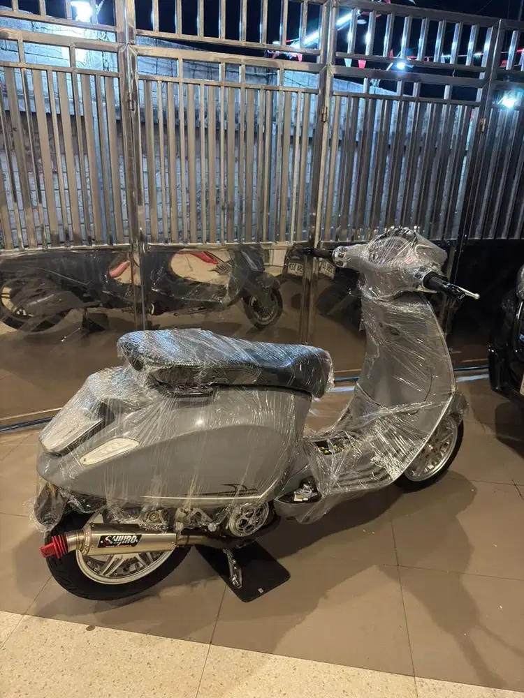 Vespa sprint grey avio josjis
