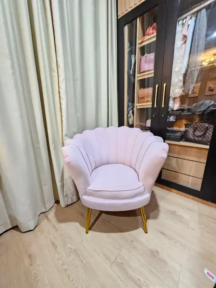 Kursi Rias pink kaki Emas