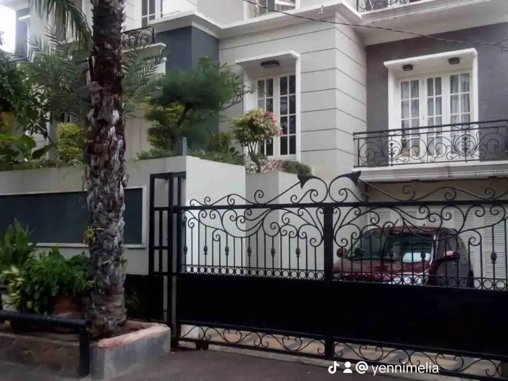 RUMAH 3 LANTAI SHM CEMPAKA PUTIH TENGAH LOKASI STRATEGIS RAPI SIAP HUNI