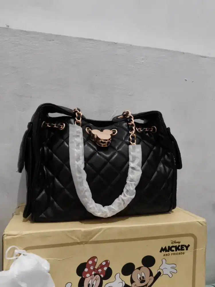 Tas disney warna hitam