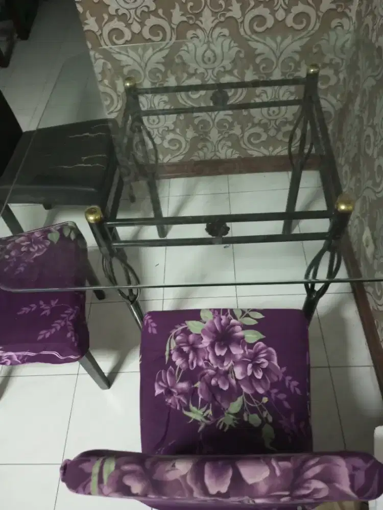 Meja makan kaca + 3 kursi