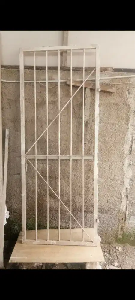 Pintu besi no minus
