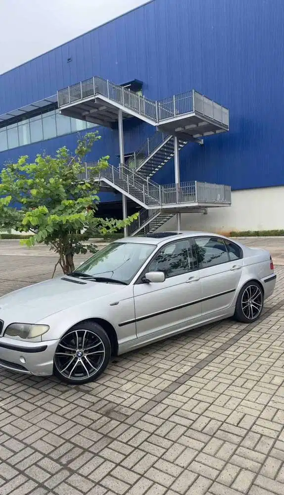 BMW 318i 2002 Bensin