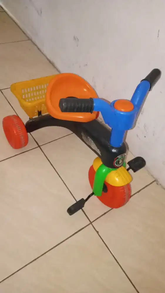 Sepeda roda tiga plastik