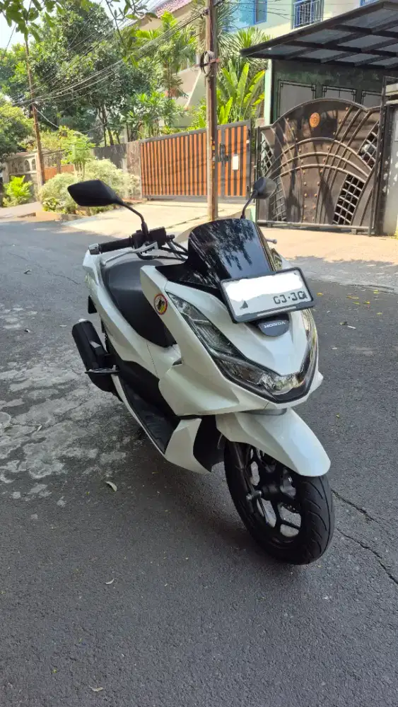 Honda PCX 160 2024 White / Putih - Low KM, Tangan, Surat Lengkap