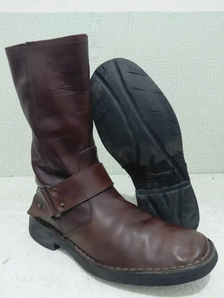 Bata enginer boot coklat tua berziper
size 43 insole 27.5 cm
