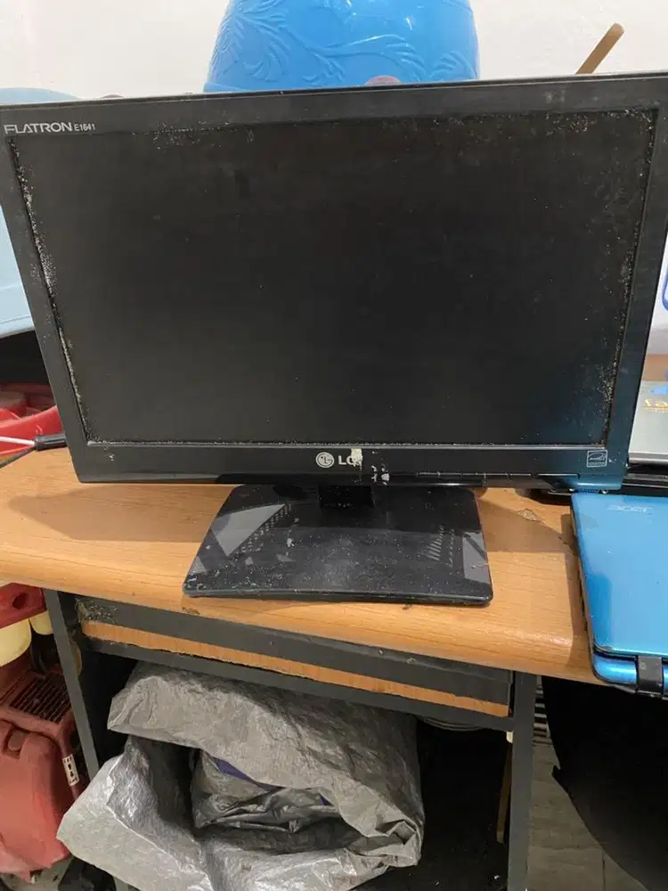 Dijual 2 laptop bekas rusak dan monitor bekas rusak