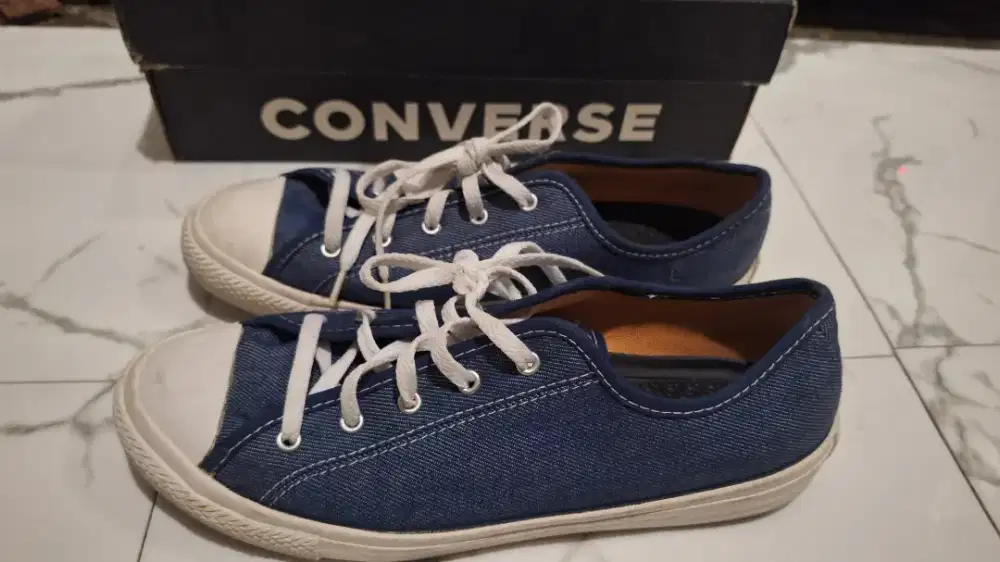 Sepatu wanita converse