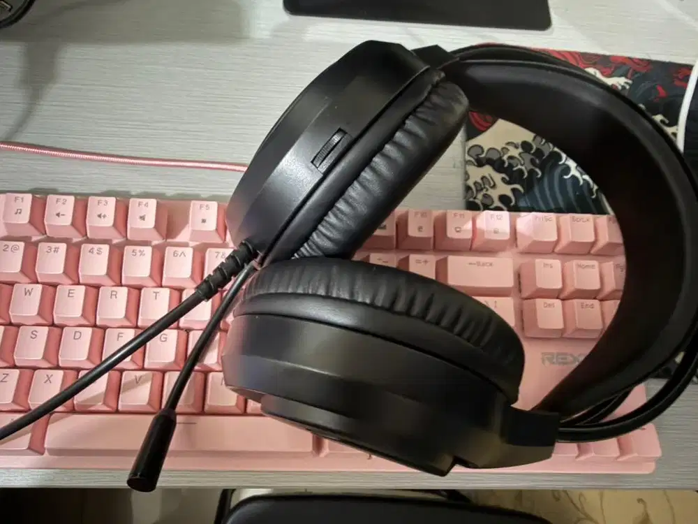 Keyboard Mechanical dan Headset