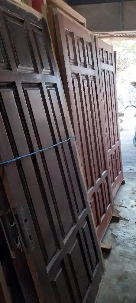 Pintu bekas kamper