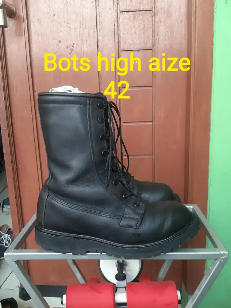 Wolverine bots size 42