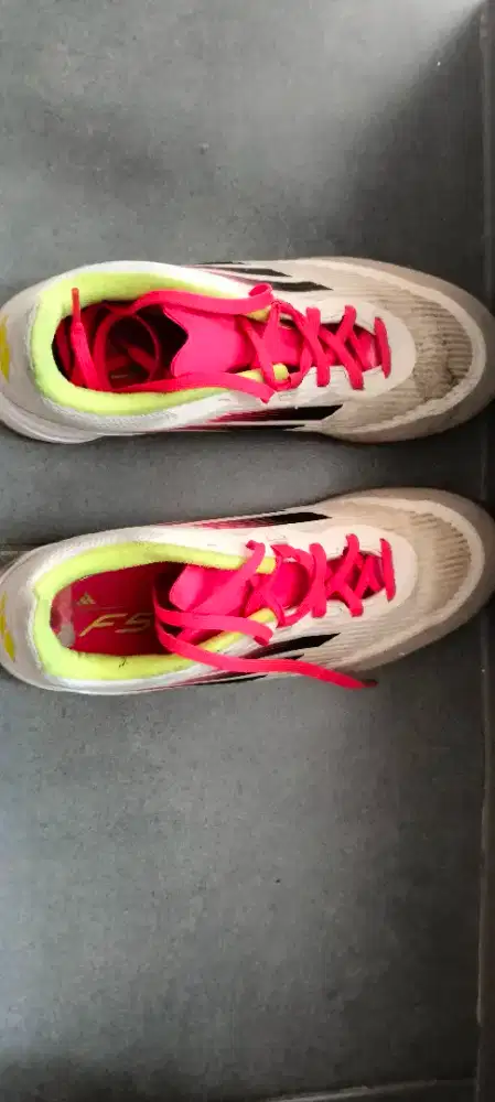 Sepatu futsal merk adidas