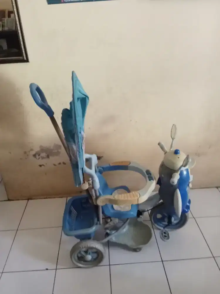 Sepeda anak famili.