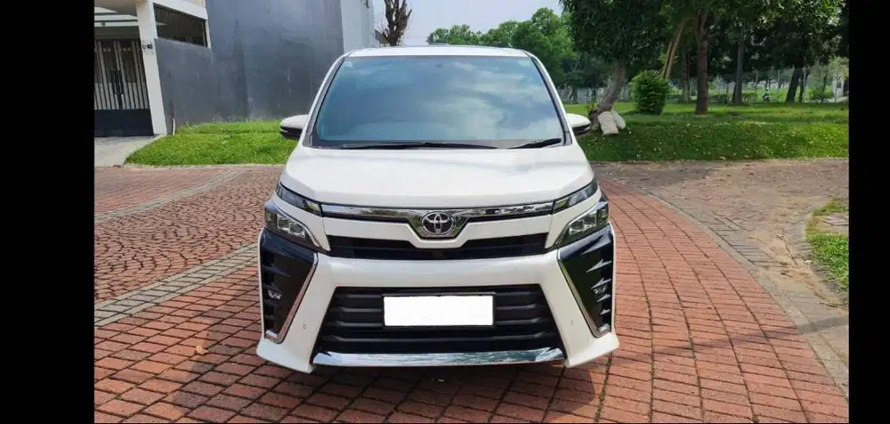 Dijual Toyota Voxy 2.0 AT 2018 Sangat mulus