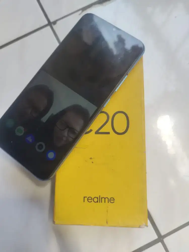 Realme C20 ram 2/32 lengkap dubuk charger  tangan pertama lecet