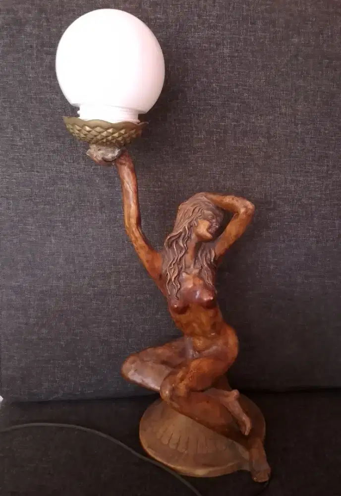 Patung Kayu Estetik