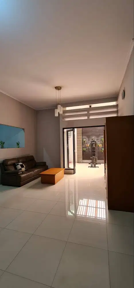 Dijual Rumah Hook Semi Furnished di Taman Holis Indah