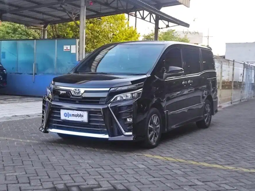 Toyota Voxy 2.0 Bensin-AT 2020 Hitam LSK