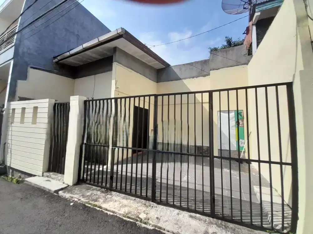 Dijual Rumah Siap Huni di Utan Kayu Siap Huni Akses motor Dekat ke Jalan Mobil 20 meter