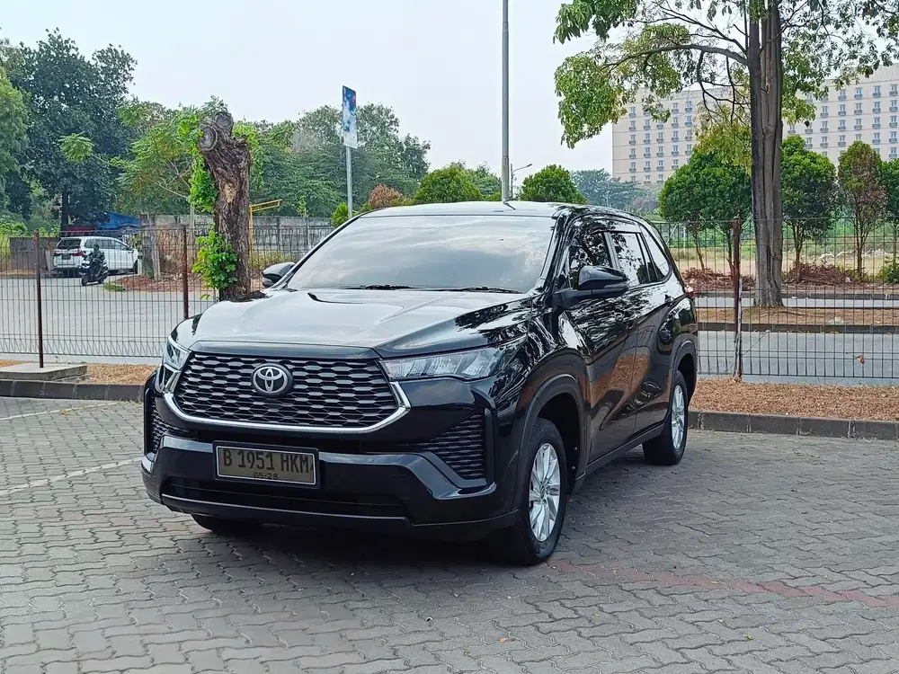 Toyota Zenix G 2,0 bensin 2023 hitam (17000 record)