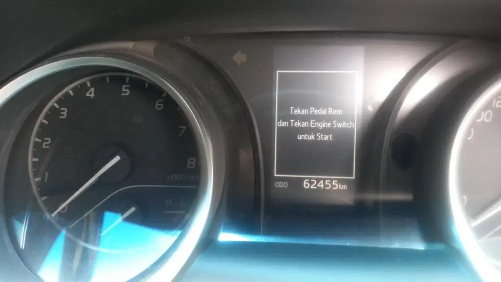 Camry 2,5V 2021 hitam