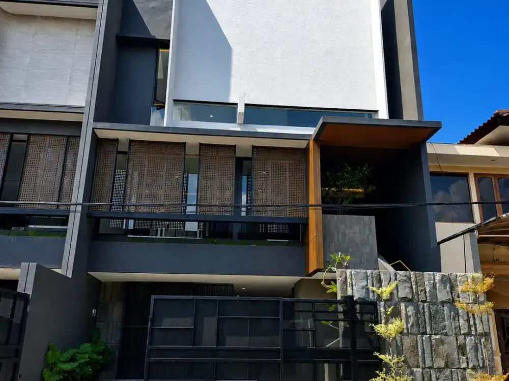 DIJUAL LANGKA Rumah Manyar Jalan Raya 3 Lantai Premium Finishing