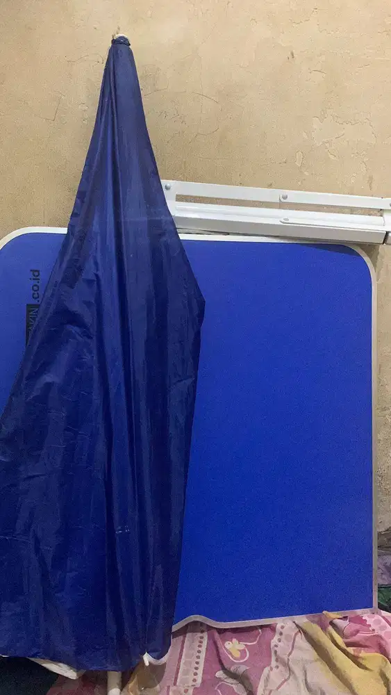 Meja lipat warna biru