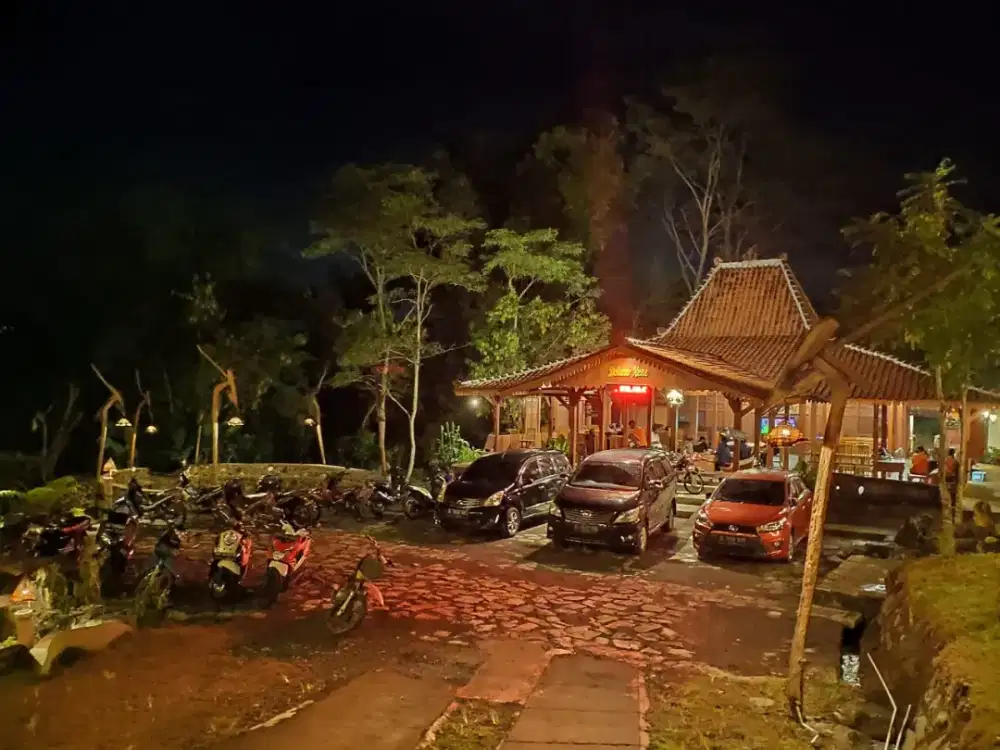 Resto Mewah Tepi Sungai