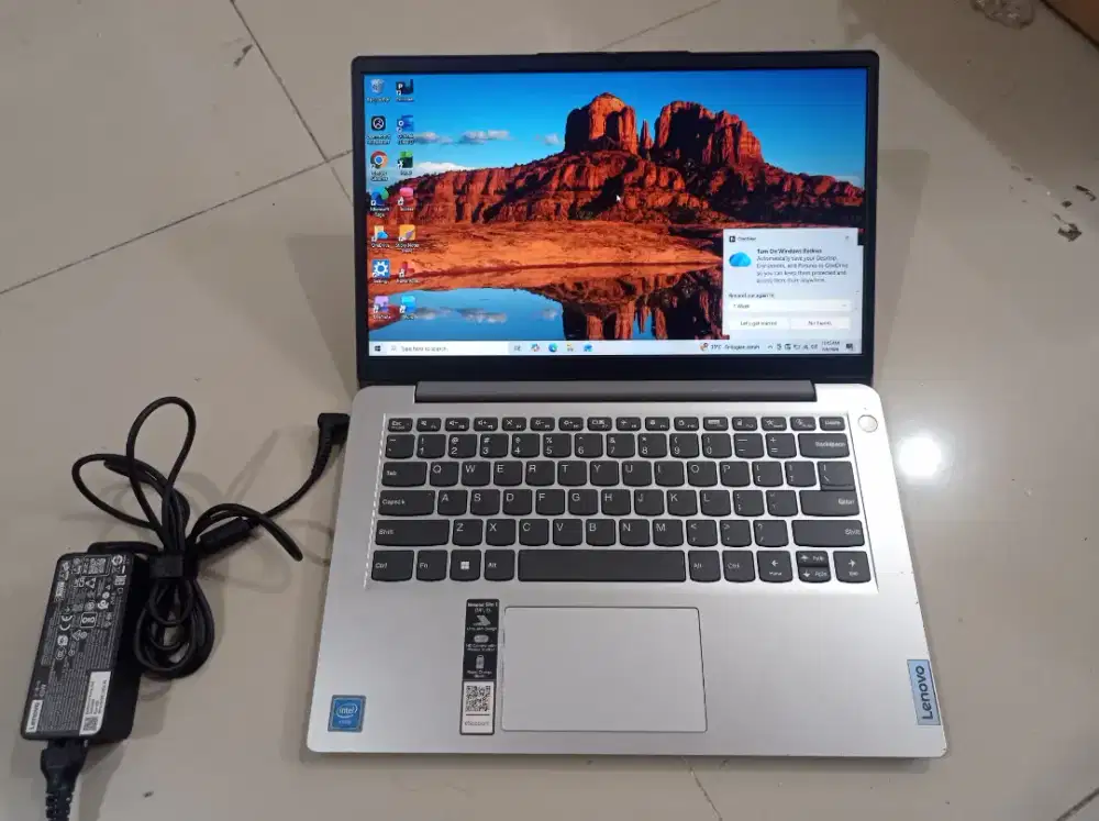 Dijual laptop lenovo masih mulus ram 8 256 harus colok charger aja